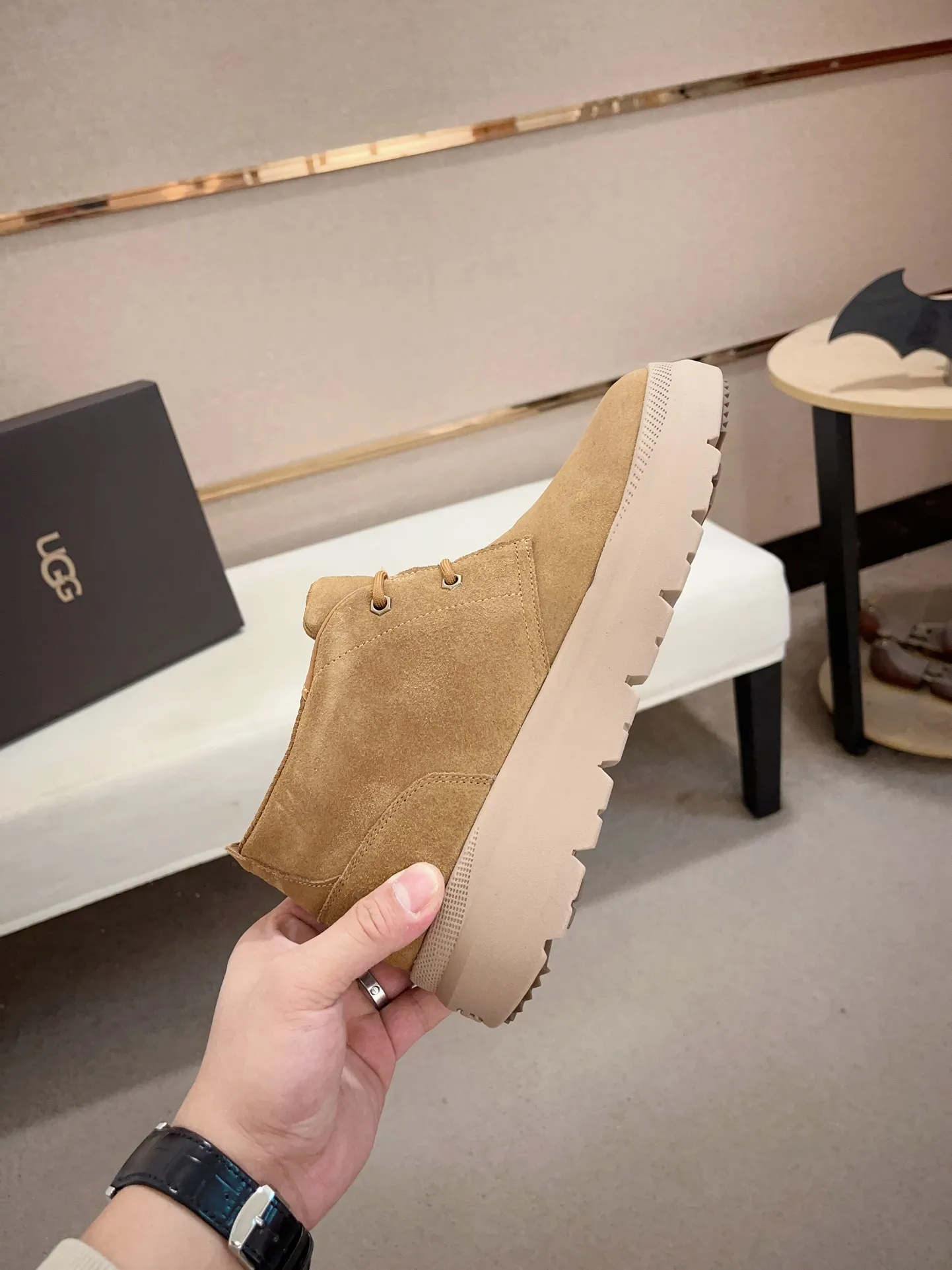 Men's shoes💰: 600💰(high-end goods) UGG❄️❄️Latest model 1:1⃣️quality, fabric: high-end quality first-layer cowhide imported from Europe. Lining: wool lining, sole: pure imported rubber foam outsole. ❤️High-end goods, fine workmanship, trendy and fashionable. The fit is very classy. If you know the goods, you will definitely not be able to refuse😍😍Code number: 41-45. Can be customized 46.47.